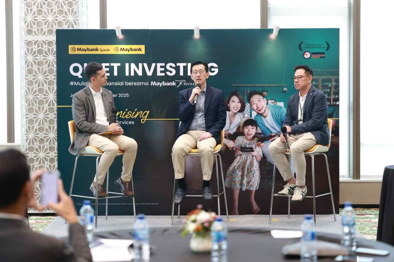 BIDIK KELAS MENENGAH: Direktur Community Financial Service Maybank Indonesia Bianto Surodjo (tengah) dan Head of Management and Segmentation Maybank Indonesia Aliaf Sumitro dalam acara Media Update di Kantor Maybank Indonesia, Jakarta, Rabu (19/11)