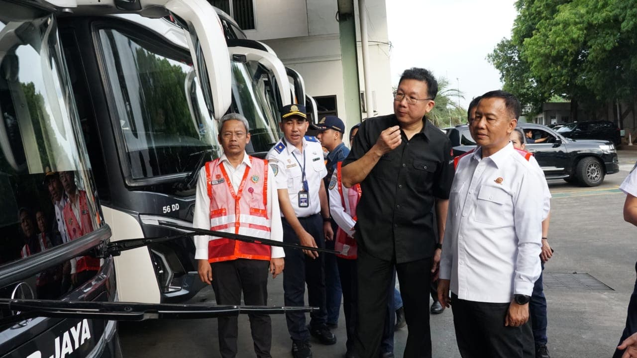 PASTIKAN KENYAMANAN: Aan Suhanan (kanan) melihat kondisi wiper bus saat inspeksi keselatanan di Pool PO Sinar Jaya, Jakarta.
