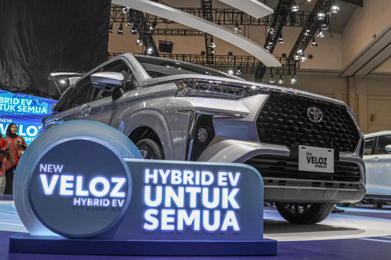 FAVORIT KELUARGA: New Veloz Hybrid EV hadir membawa pembaruan signifikan.