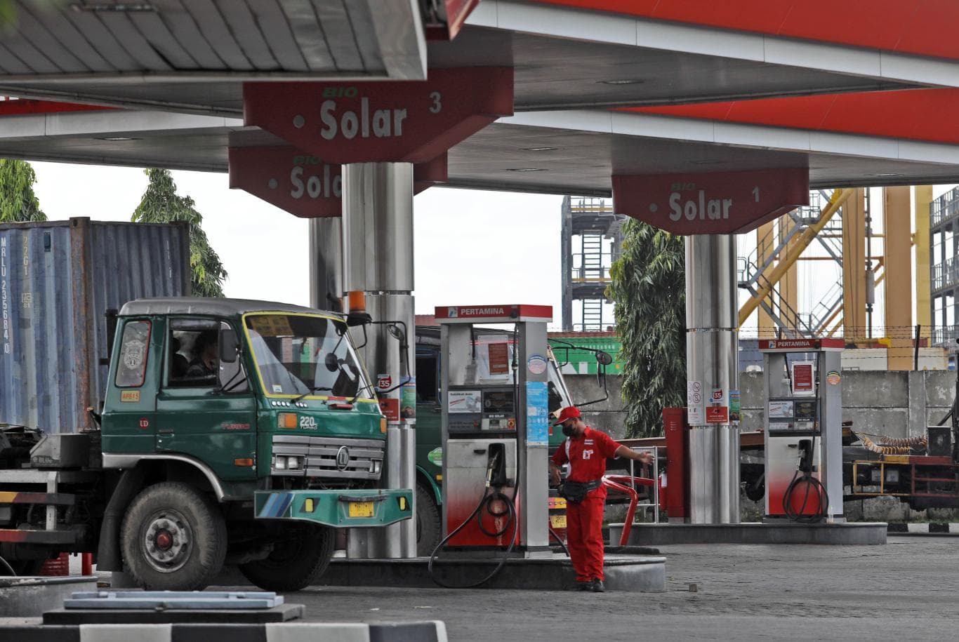 KELIMPUNGAN: Sejumlah angkutan barang berjejer untuk mengisi BBM di salah satu SPBU di wilayah Surabaya. Saat ini, akses mereka untuk mendapatkan BBM bersubsidi diblokir.