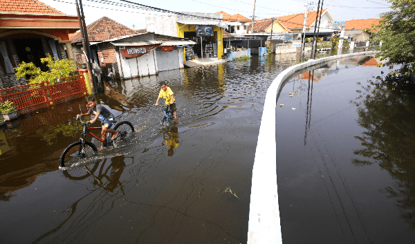 LAMA SURUT: Banjir di Desa Kedungbanteng merendam fasilitas umum dan rumah warga. Ketinggian air di jalan raya membuat masyarakat sulit beraktivitas.