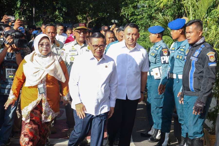 PRIHATIN LEDAKAN: Gubernur DKI Jakarta Pramono Anung memantau lokasi ledakan di SMAN 72 Jakarta, Jumat (7/11/2025).