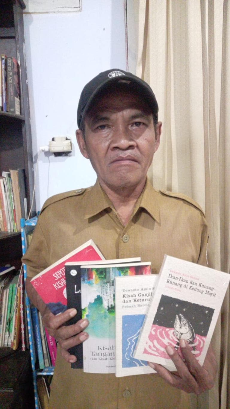 BUKAN GURU BIASA: Beberapa buku Dewanto. Dua novelnya, Manusia Laron dan Dante, berpeluang dialihwahanakan menjadi film.