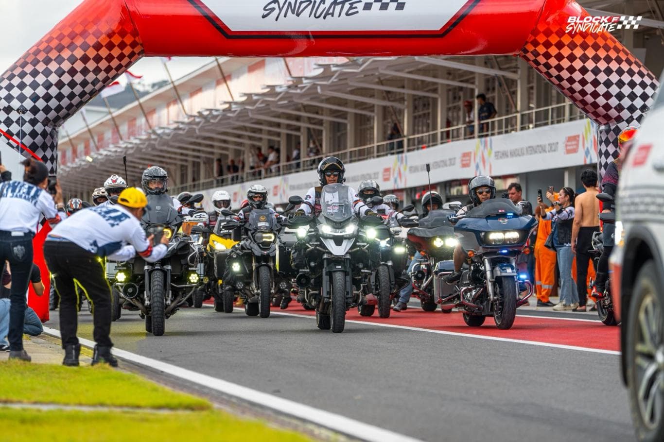 SOLIDARITAS: Riders MBI Surabaya mengikuti Mandalika Experience di Sirkuit Mandalika, Lombok Tengah, untuk merayakan deklarasi MBI NTB.