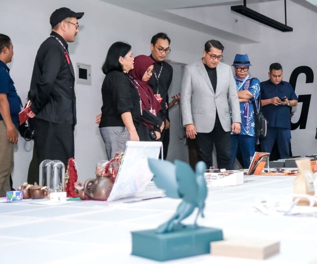 BUAH KREATIFITAS: Teuku Riefky Harsya (tiga dari kanan) melihat hasil karya desainer grafis di sela acara ADGI Design Week 2025.
HUMAS KEMENEKRAF