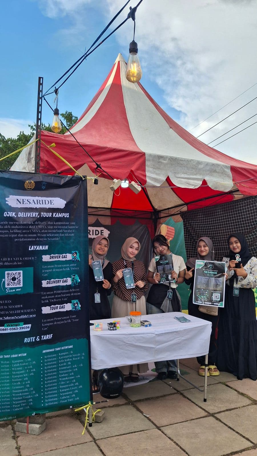 TRANSPORTASI LOKAL MAHASISWA: Salsabila Nur Zahra (dua dari kiri) memperkenalkan Nesaride.