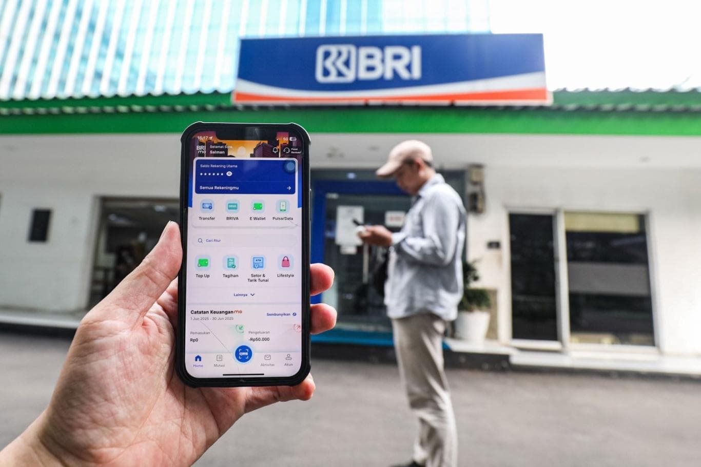 PENINGKATAN UTILISASI:  Nasabah mengakses aplikasi BRImo di Jakarta beberapa waktu lalu. Transaksi digital melalui super apps melonjak signifikan.