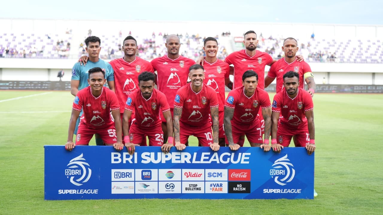 RAIH SATU POIN: Pemain starter Malut United yang diturunkan melawan Persita Tangerang (23/11).