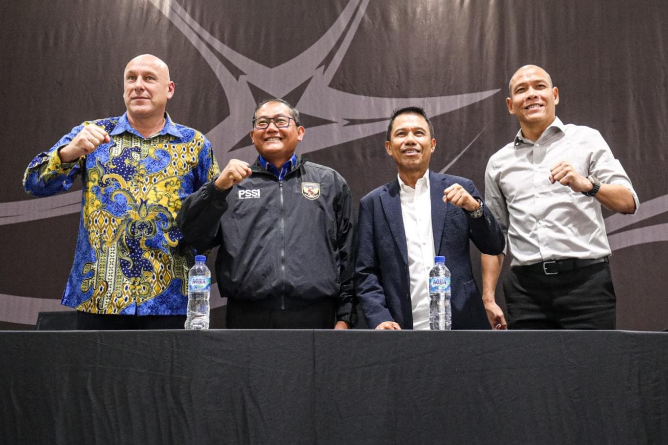 KEPUTUSAN BERSAMA: Dari kiri, Alexander Zwiers, Sumardji, Yunus Nusi, dan Nova Arianto.