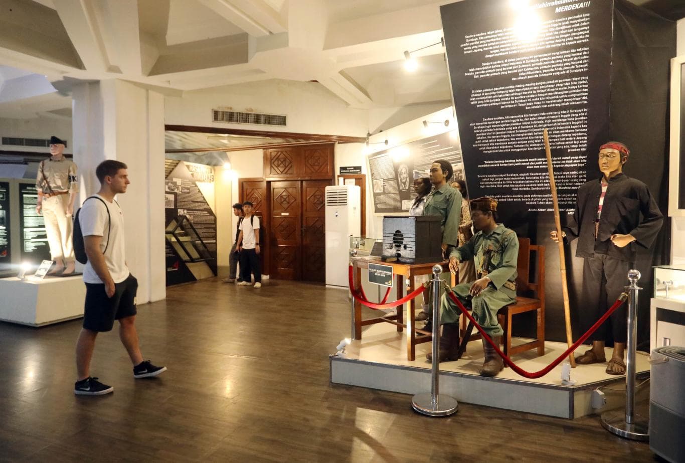 TURIS MANCANEGARA: Koleksi Museum Sepuluh Nopember berisi berbagai peristiwa penting terkait perang Surabaya. Termasuk rekaman pidato Bung Tomo yang bisa didengar pengunjung dari replika radio lawas.