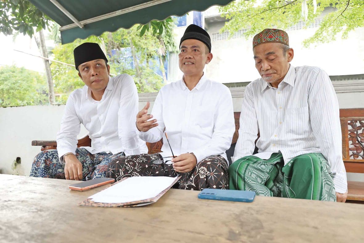 BERI KETERANGAN: Gus Muid (tengah) didampingi Gus Kautsar (kiri) dan Gus Atho’illah Anwar menyampaikan hasil pertemuan sesepuh NU di Pesantren Al Falah Ploso, Mojo (30/11), .