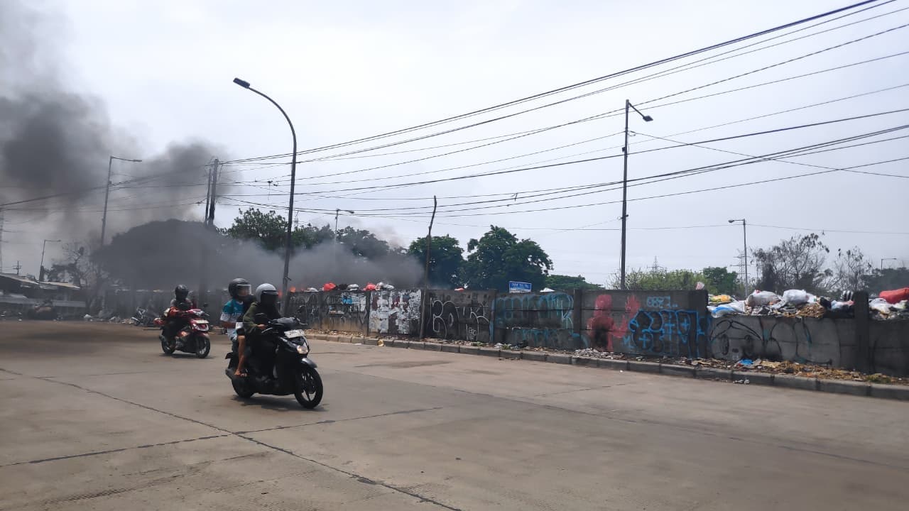 ABAIKAN PERINGATAN: Warga membuang dan membakar sampah sembarangan Jalan Dupak Rukun. Meskipun sudah sering diingatkan dan diberi imbauan, namun aktivitas itu tetap saja dilanggar.
