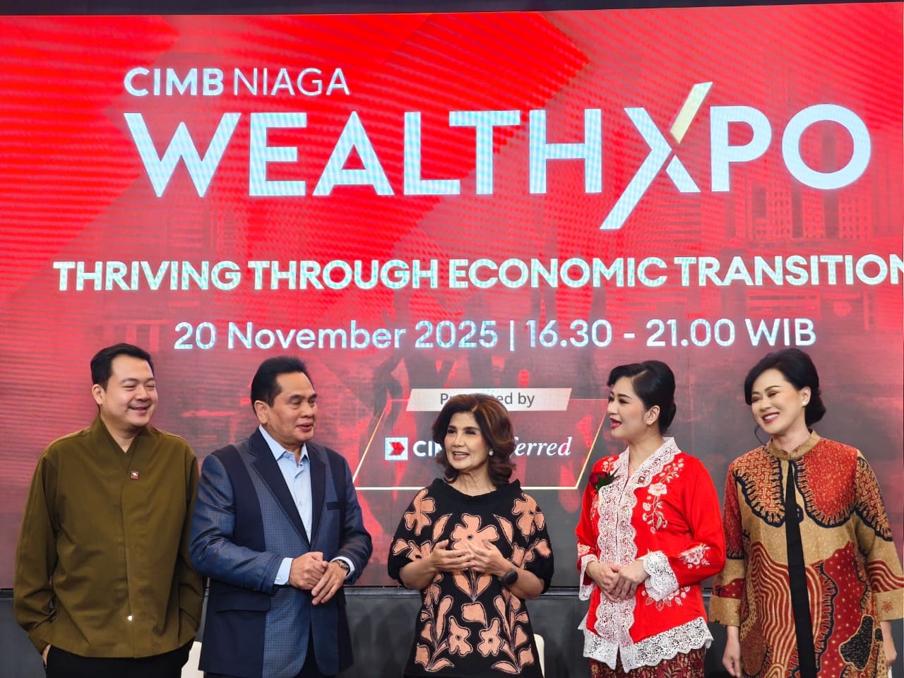 OUTLOOK:  Ekonom Senior Aviliani (tengah) pada acara CIMB Wealth Xpo Surabaya, Kamis (20/11) malam.