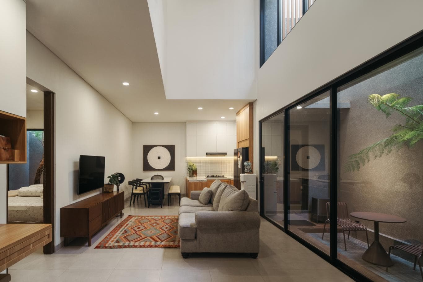 OPEN SPACE: Lantai dasar dirancang terbuka tanpa sekat antara ruang keluarga, ruang makan, dan dapur.