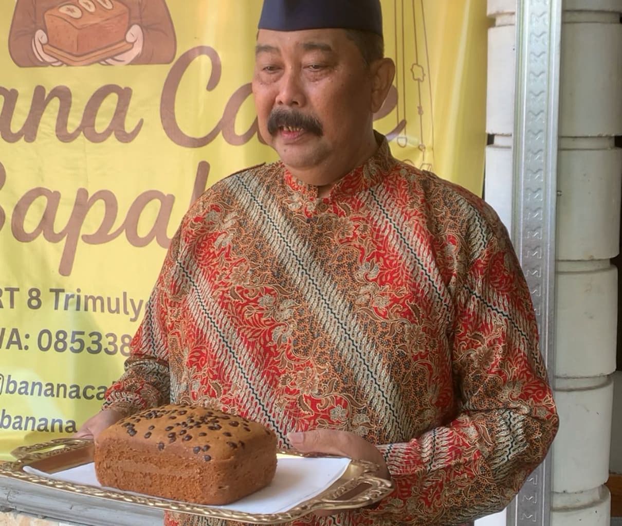TETAP PRODUKTIF: Iswantiyo menyiapkan bolu pisang pesanan pelanggan. Dalam sehari, dia bisa membuat 80-90 loyang bolu pisang.