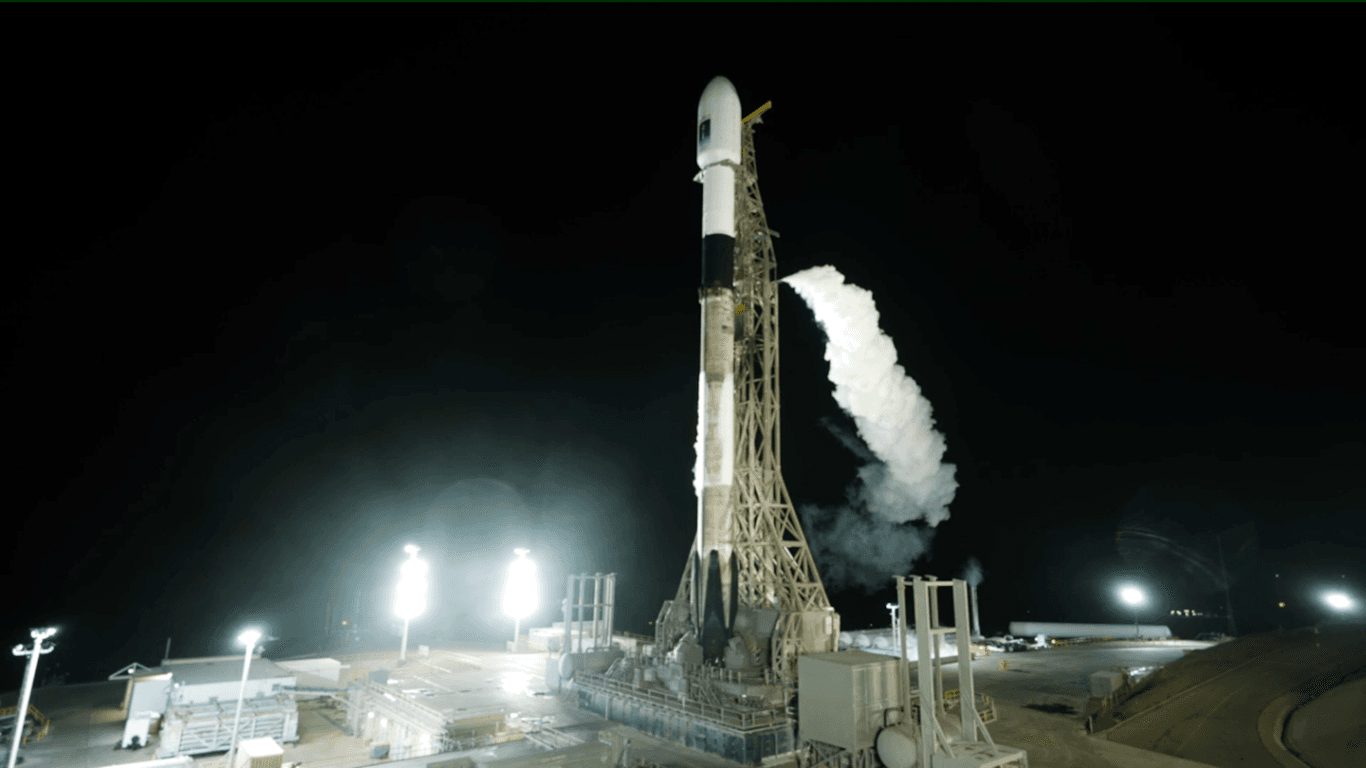 SIAP MENGORBIT: Roket SpaceX Falcon 9 yang mengangkut satelit Sentinel-6B bersiap meluncur dari Pangkalan Angkatan Antariksa Vandenberg, California, AS, Minggu (16/11).