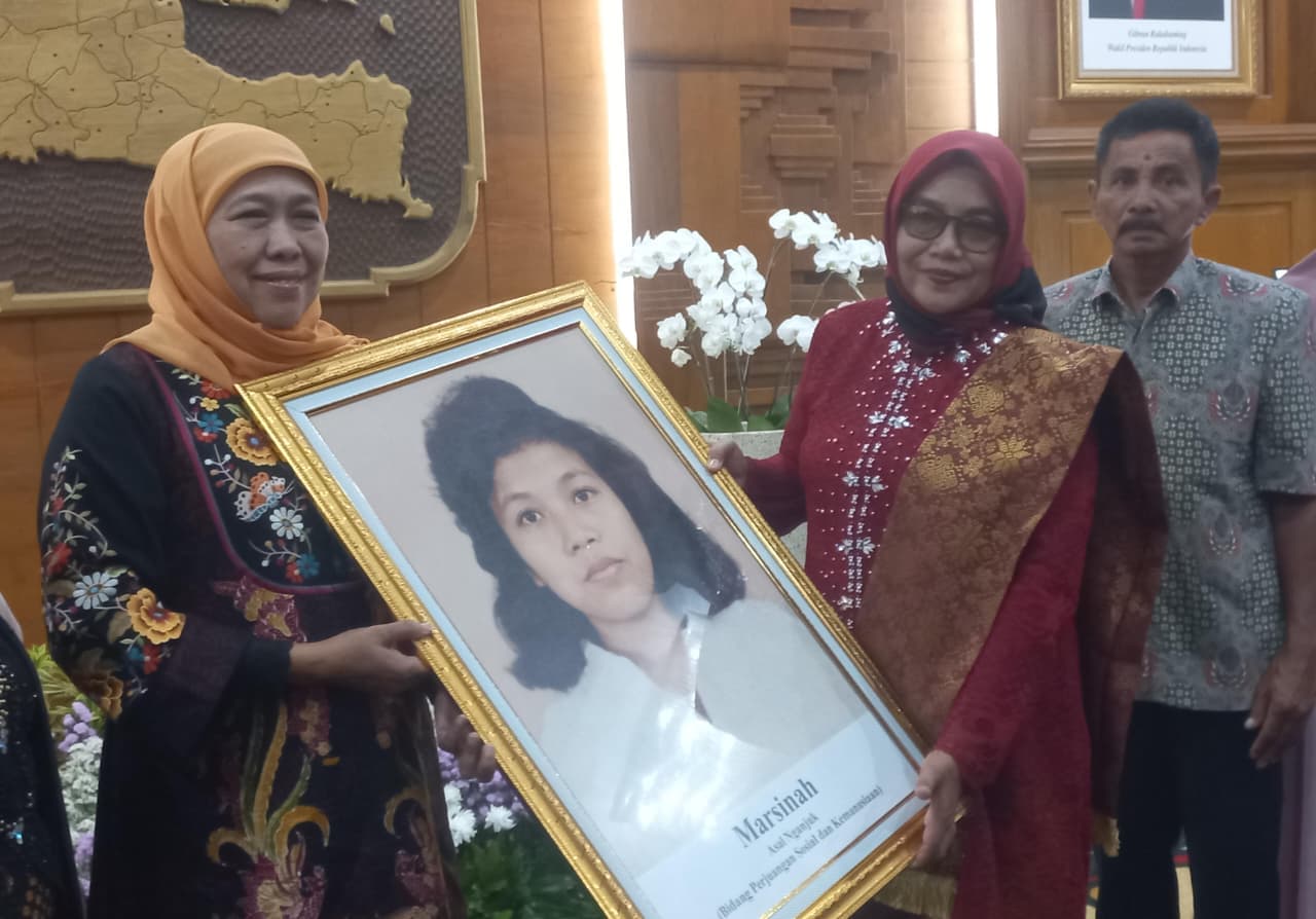 BERI APRESIASI: Gubernur Khofifah Indar Parawansa bersama perwakilan keluarga Marsinah di Gedung Negara Grahadi kemarin (11/11).