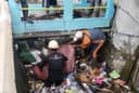 Tim DCKPKP Gresik mengangkat beragam sampah di saluran Tlogopojok kemarin (11/11). Sampah-sampah itu ikut memicu terjadinya banjir selama hujan deras sehari sebelumnya.