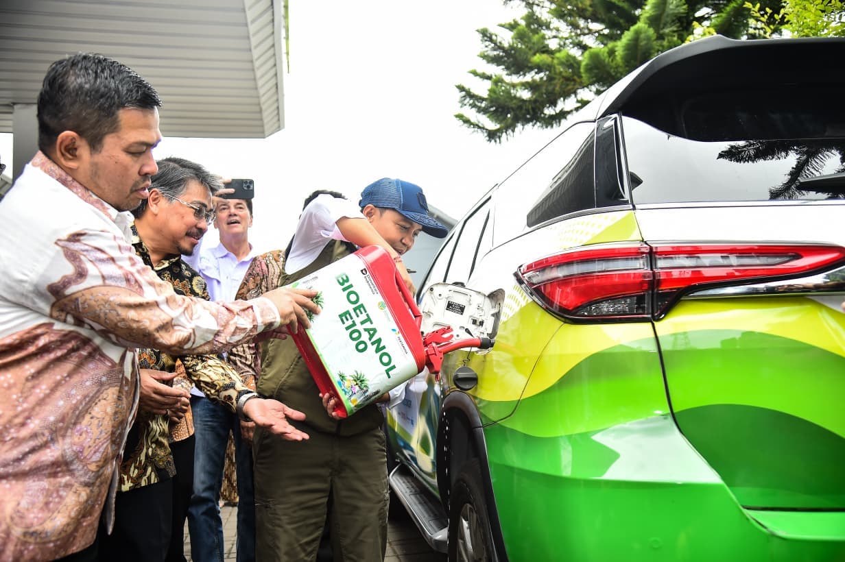 RAMAH LINGKUNGAN: Raja Juli Antoni (kanan) melakukan pengisian BBM berbasis bioetanol di Kamojang, Kab. Bandung, Jawa Barat (19/11)