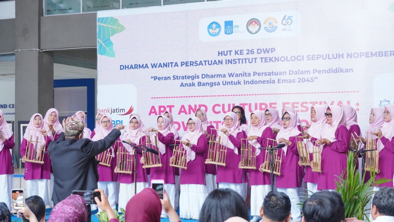 Anggota Dharma Wanita Persatuan ITS memainkan angklung yang menjadi bagian dari perayaan HUT ke-26 di Plaza dr Angka.