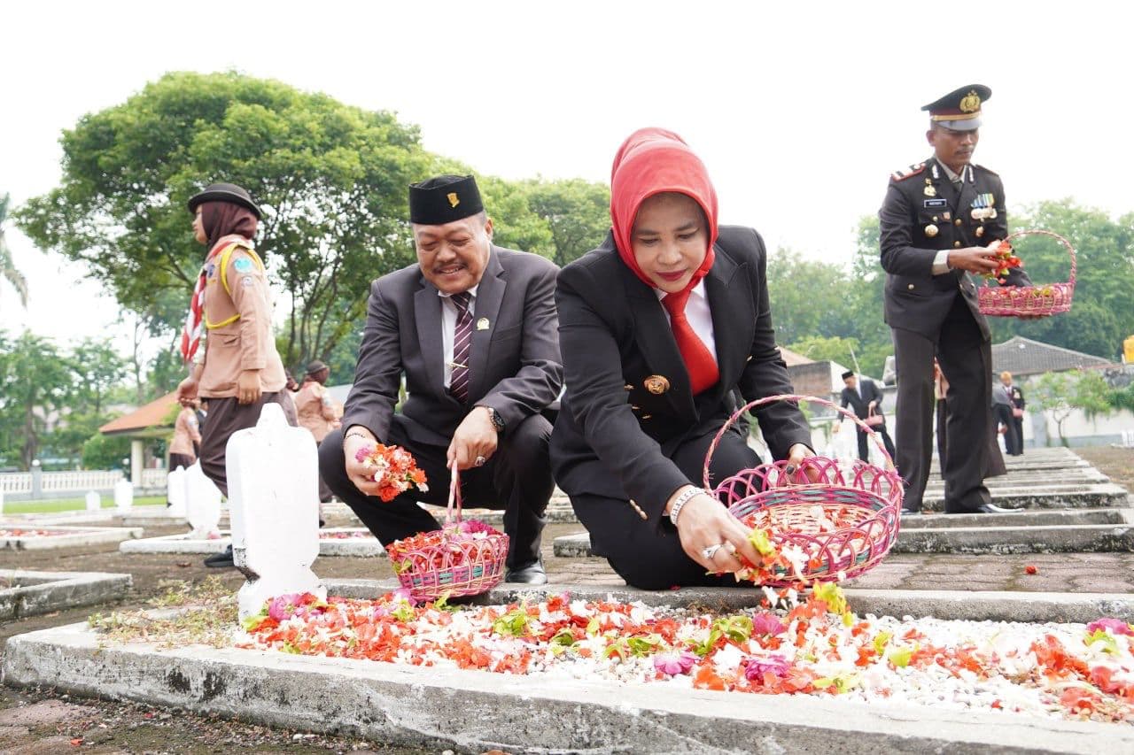 Peringati Hari Pahlawan, Wabup Ziarah Bareng Veteran