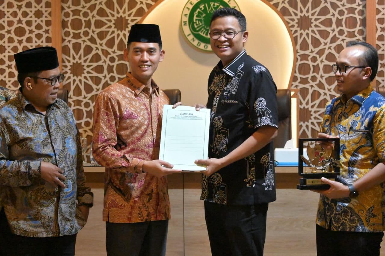 SAMAKAN PEMAHAMAN: Ketua MUI Bidang Fatwa Asrorun Niam Sholeh (dua dari kiri) bersama Dirjen Pajak Kemenkeu Bimo Wijayanto di Jakarta (28/11) malam.