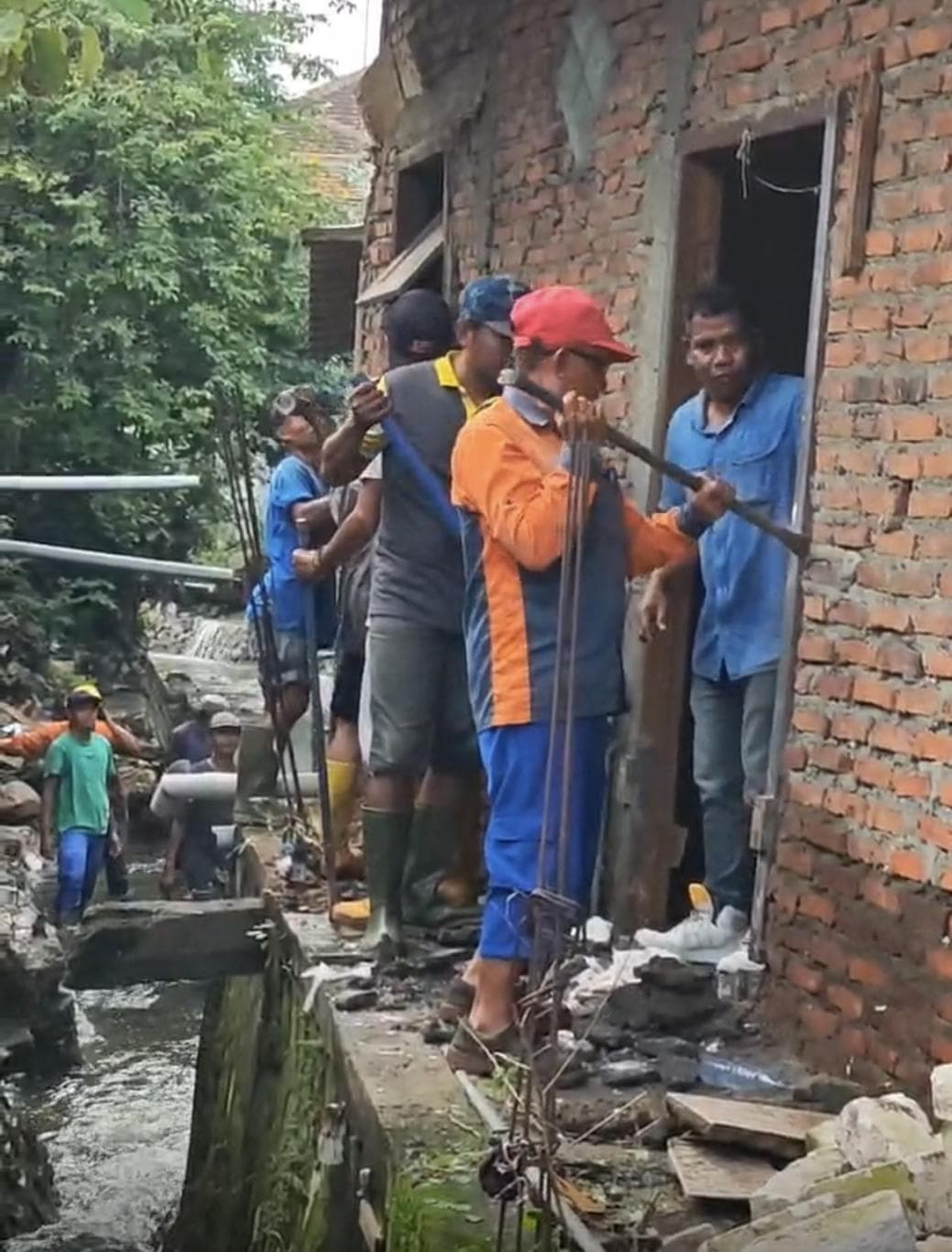 Drainase Berhias Kasur hingga Perabot Rumah Tangga, Banjir Kota pun Sulit Reda