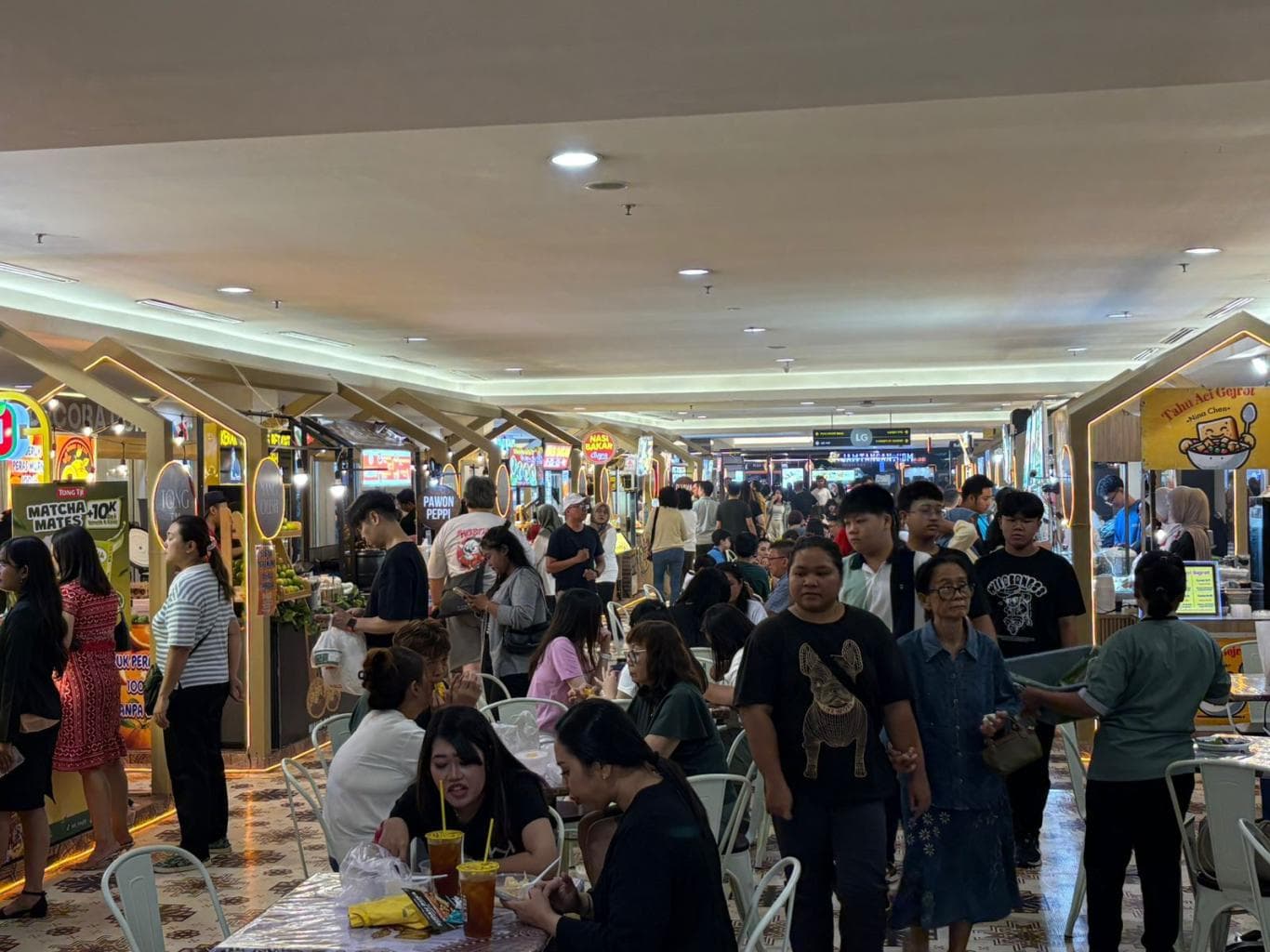 Sebanyak 40 tenant pilihan memanjakan hasrat kuliner pengunjung Festival Jajanan Nusantara di Main Atrium LG PTC hingga Minggu (16/11).