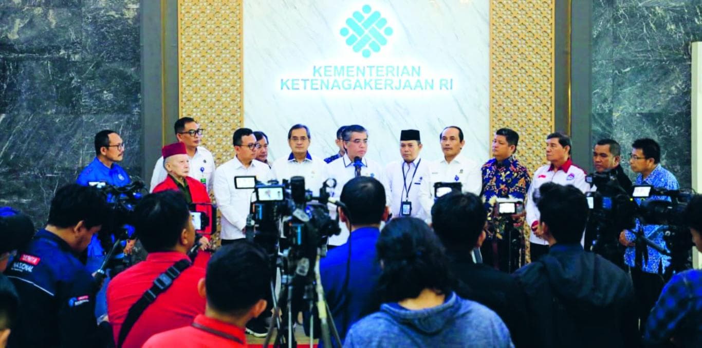 TEGAS: Menaker Yassierli (tengah) akan jatuhkan sanksi pada perusahaan yang melanggar ketentuan.