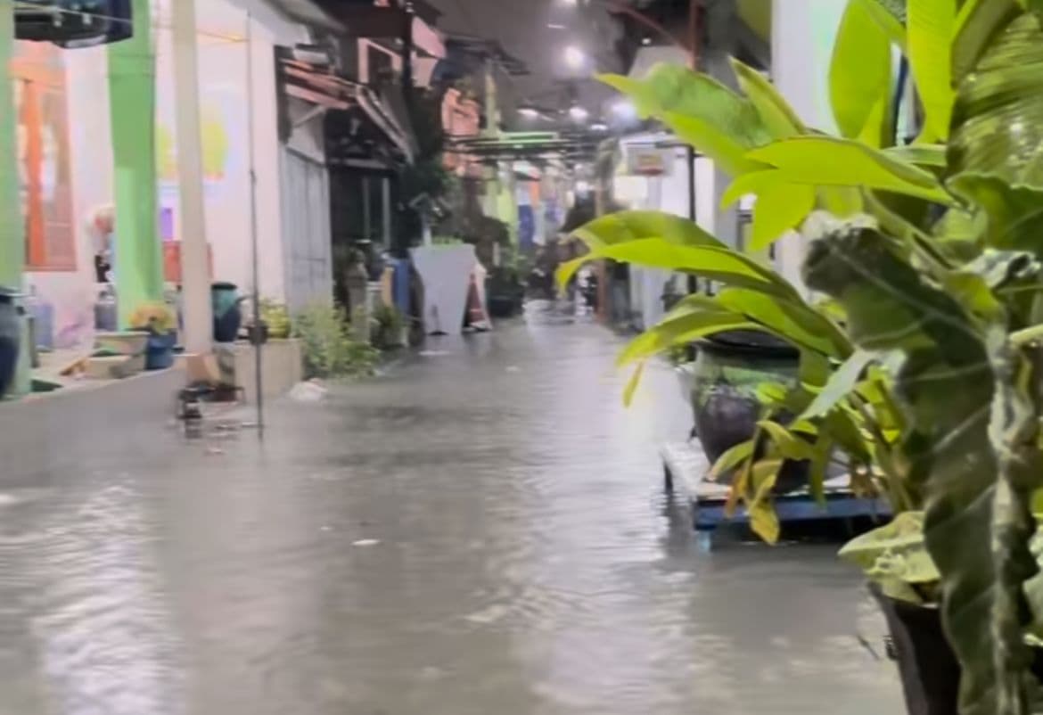 MELUBER: Air akibat hujan deras meluber ke kawasan pemukiman di wilayah Kota Gresik pada Senin (10/11) malam. Kondisi itu disebabkan jaringan drainase yang tak mampu menampung luberan air.