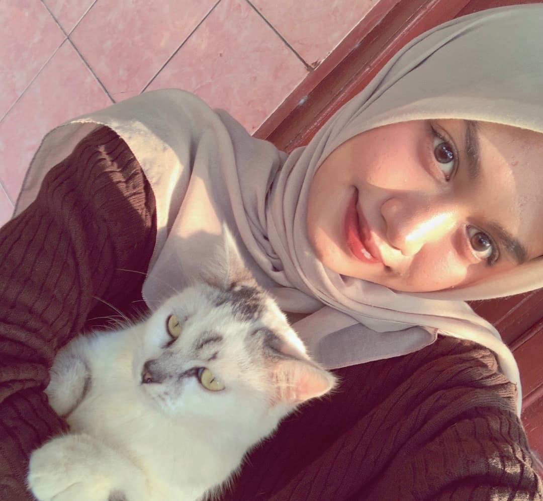 DIRAWAT SENDIRI: Tami dengan Roro. Saat di rumah, Roro kerap mengikuti apa pun yang dilakukan Tami.