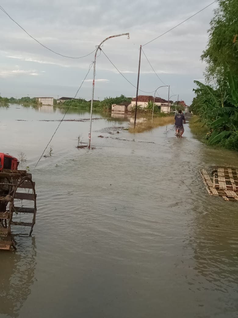 KEMBALI TERJADI: Luberan air akibat luapan Kali Lamong mulai memasuki wilayah Desa Glindah, Kedamean sejak kemarin (12/11). Sebagian rumah warga mulai tergenang.