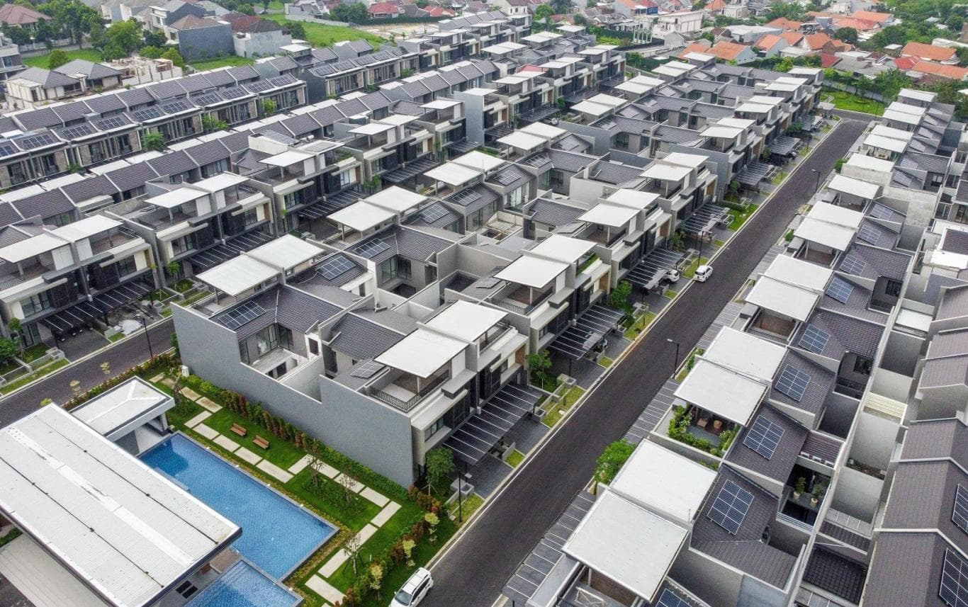 ENERGI MATAHARI: Panel surya terpasang di seluruh hunian CitraLand kemarin (18/11). Fasilitas itu berfungsi menekan pemakaian listrik