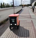 MENANJAK: Robot kurir Lomby Autonomous bisa  menaiki jembatan penyeberangan orang di Minami-Osawa, Tokyo (28/10).