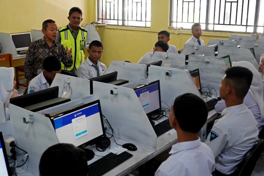 Wamendikdasmen Fajar Riza Ul Haq (kiri) didampingi Kepala SMKN 2 Makassar Mansyur meninjau pelaksanaan Tes Kompetensi Akademik di SMKN 2 Makassar, Sulawesi Selatan, Selasa (4/11/2025).