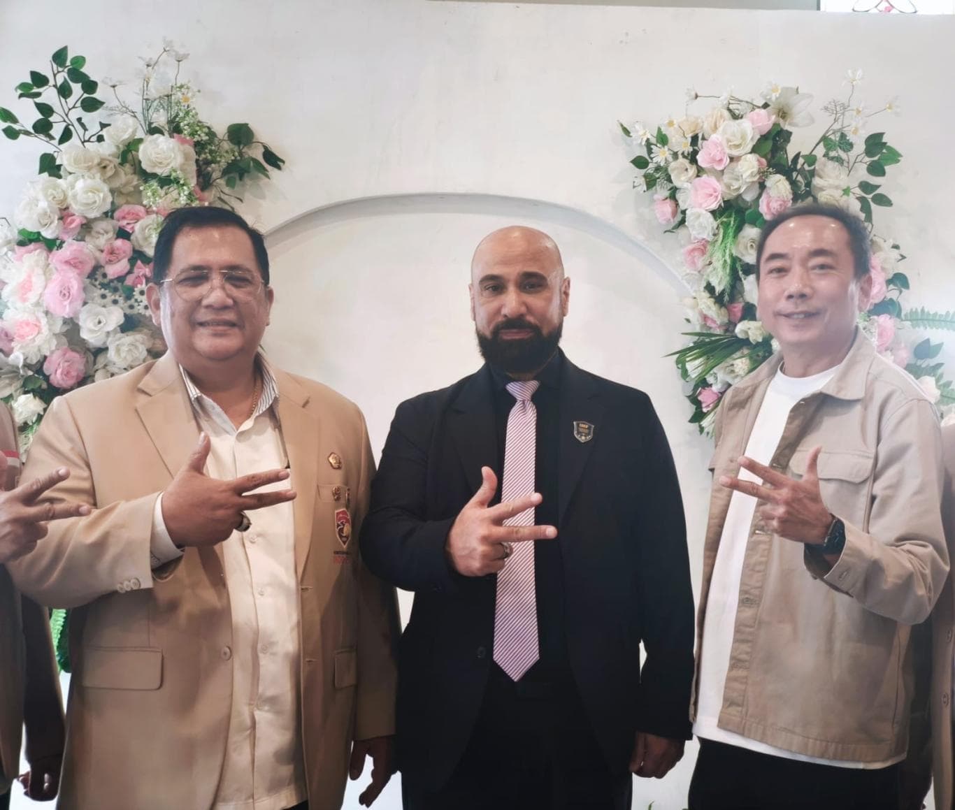 BEKERJA SAMA: Dari kiri, Ketua Umum KSMI Yan Mulia Abidin, Wakil President International Mini Football (IMF) Asia Khaled El Hadeed, dan Ketua Umum KSMI Jatim Johny Hartono dalam pertemuan di Jalan Diponegoro, Surabaya (21/11).