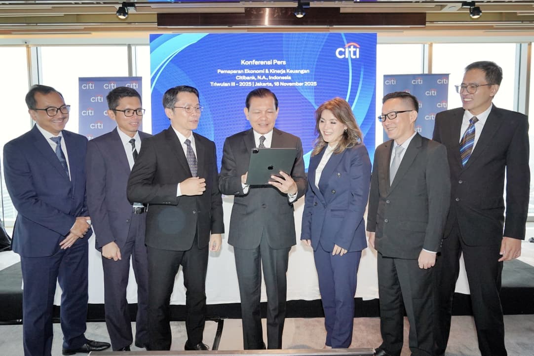 CEO Citi Indonesia Batara Sianturi (tengah) saat pemapaparan ekonomi dan kinerja keuangan kuartal III 2025 di Jakarta Selasa (18/11).