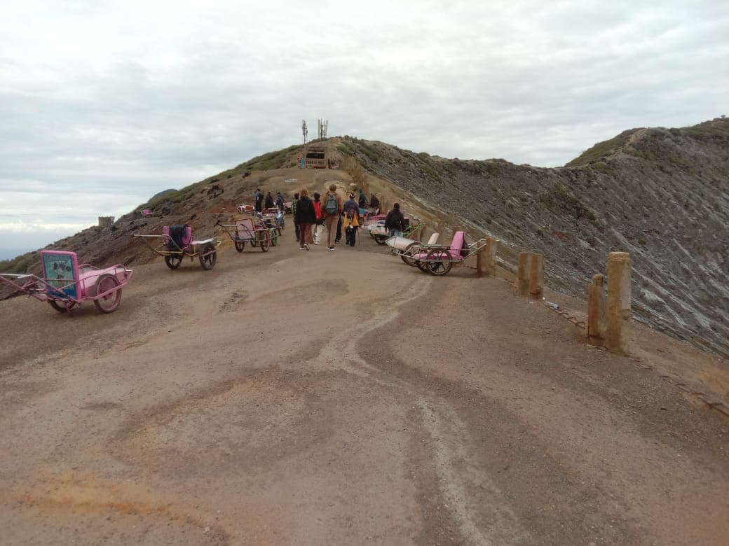 SEPI: Pengunjung Ijen terus menurun setelah blue fire tak bisa dilihat. Pada Sabtu (1/11) jumlah pengunjung mencapai 779 orang, sedangkan Minggu (2/11) hanya 333 wisatawan.