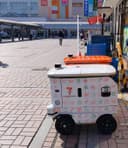 ROBOT KURIR: Robot Lomby parkir di depan minimarket di Minami-Osawa, Tokyo (28/10),