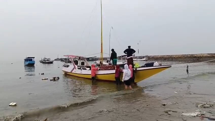 BERDUKA: Jenazah Sahnih diangkat menuju perahu nelayan di kawasan pesisir Kabupaten Bangkalan oleh rombongan keluarganya pada Minggu (16/11). Dia mengembuskan napas terakhir saat dirawat di RSUD Ibnu Sina.