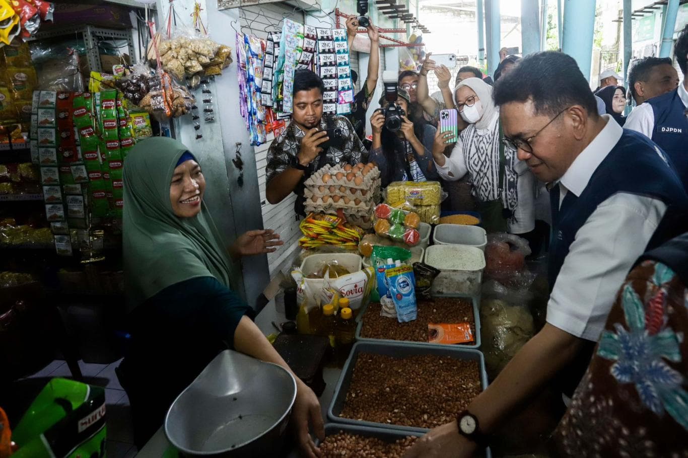 PROGRAM GERNAS MAPAN: Menteri Perdagangan Budi Santoso berbincang dengan pedagang Pasar Sememi, Surabaya Kamis (13/11)