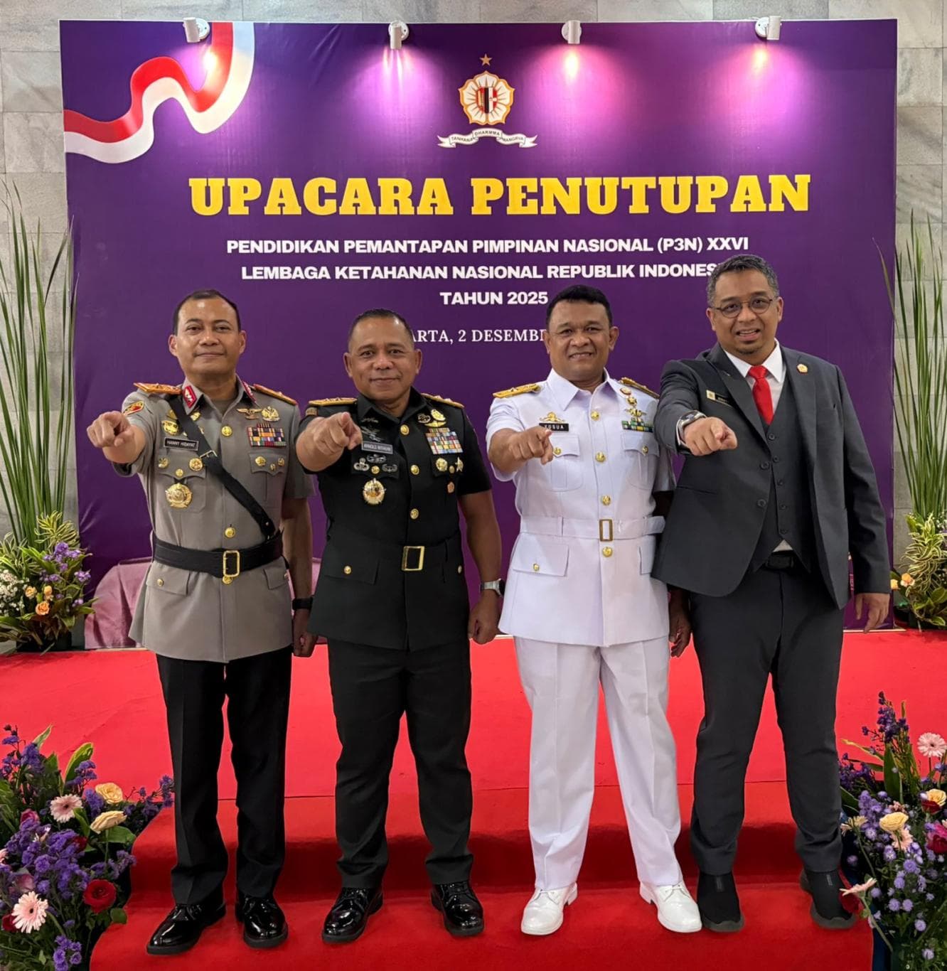 LULUSAN TERBAIK: Brigjen Pol Hany Hidayat (Kepala BNNP Kepri), Mayjen TNI Arnold Ritiaw (mantan Gub Akmil TNI-AD), Laksma Yosua Aipassa (Staf Khusus Kasal), dan Syamsul Bachri Yusuf (Staf Khusus Menteri PU).