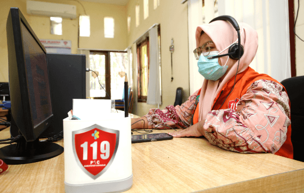 LAPORAN: Petugas Comand Center 119 Sinta Nur menerima panggilan darurat dari warga. Layanan  akan dimaksimalkan untuk pergerakan ambulans.