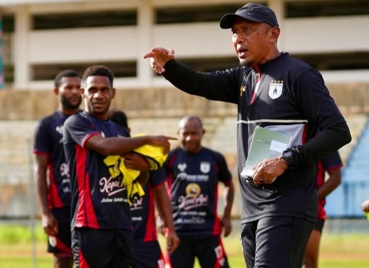 KENYANG PENGALAMAN: Rahmad Darmawan (kanan) mampu mengoptimalkan potensi para pemain Persipura Jayapura.