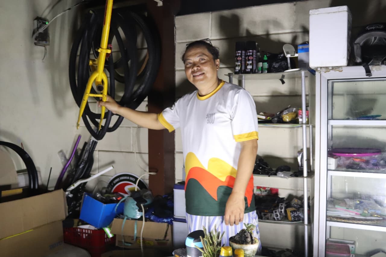 JEMBATAN SOSIAL: Yoan Narotama memosisikan dirinya sebagai penghubung
antara pemilik sepeda bekas dan mereka yang membutuhkan.