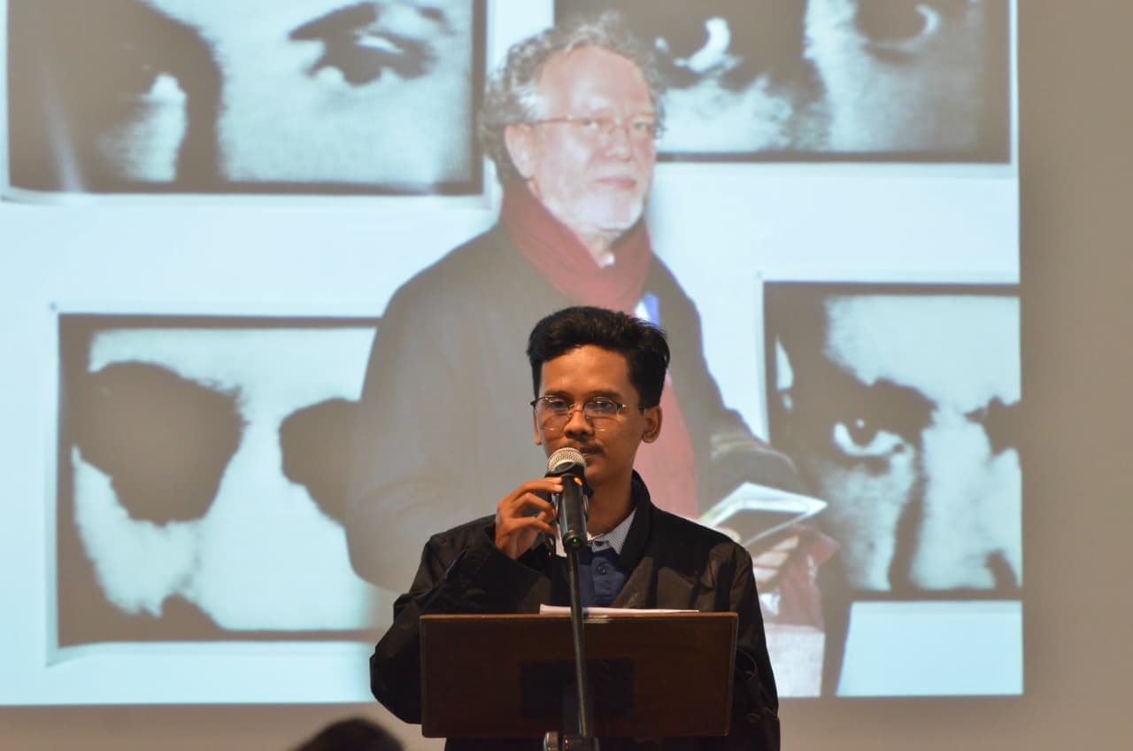 Cara Kerja Kritik Sastra