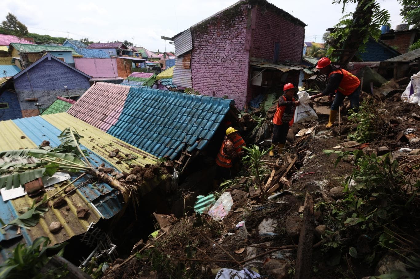 RUSAK: Kondisi rumah warga di bawah Jembatan Brantas Malang yang terimbas longsor.