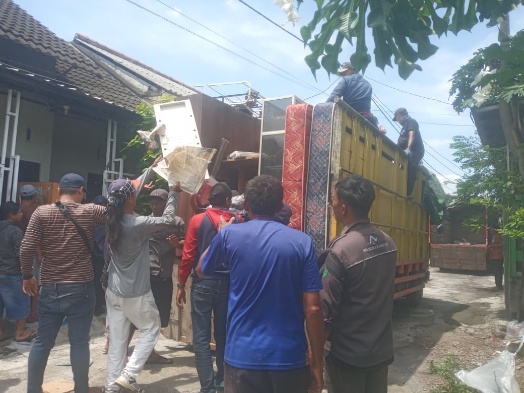 RELOKASI: Warga di Perumahan Puri Wardhani, Desa Jumputrejo memindahkan barang-barangnya ke tempat kos yang baru setelah petugas meminta rumahnya dikosongkan.