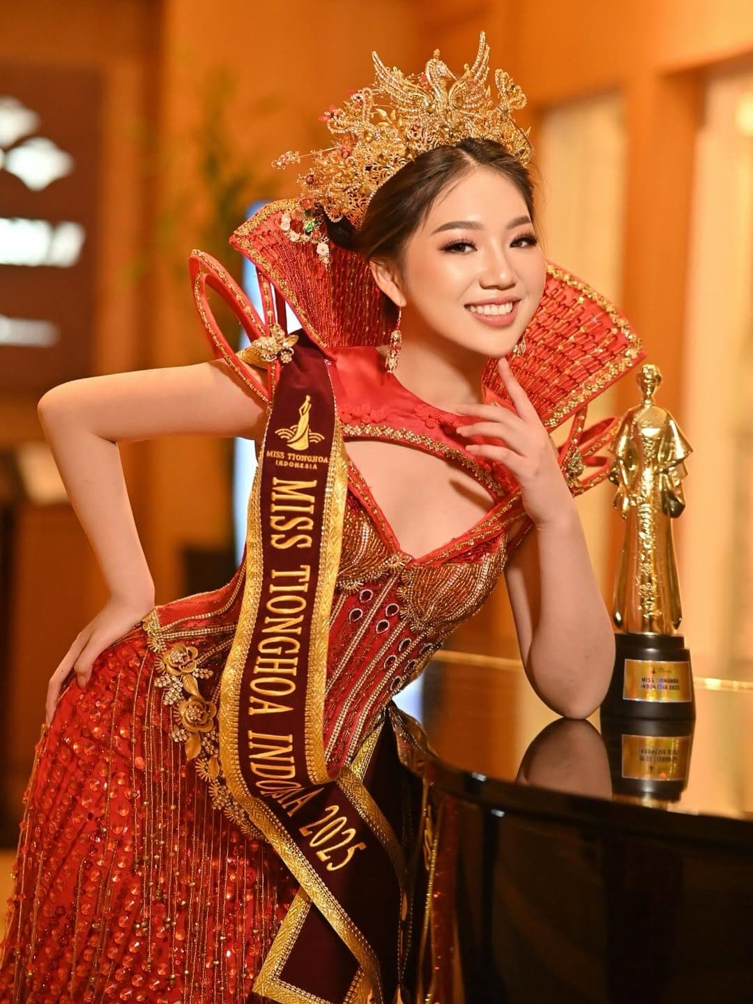 VISIONER: Miss Tionghoa Indonesia 2025 Angeline Virginia Wong mengenakan gaun buatannya The Gold Phoenix Goddess.