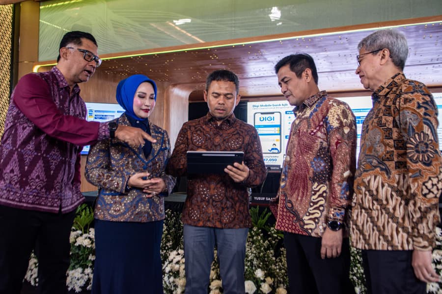 TINGGAL KENANGAN: Dirut Bank BJB Yusuf Saadudin (tengah) bersama jajaran direksi saat Public Expose Tahun 2025 di Menara Bank BJB, Bandung, Jawa Barat, Rabu (29/10/2025).